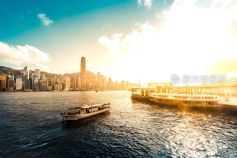 香港维多利亚港的日落和天星小轮