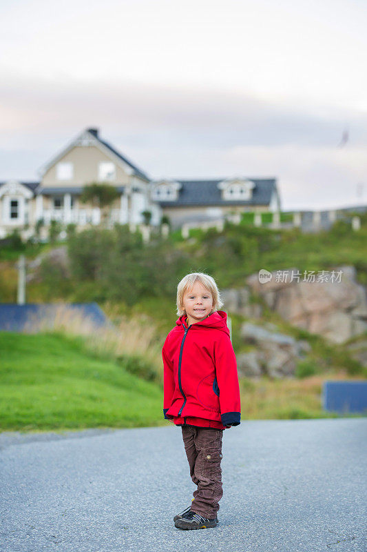 可爱的小孩，在罗浮敦岛尽头的一个小村庄里欣赏风景