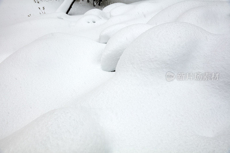 光滑的雪表面有小凸起