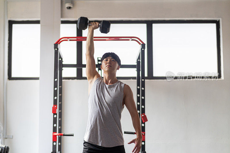 精瘦肌肉发达的亚洲男子举重