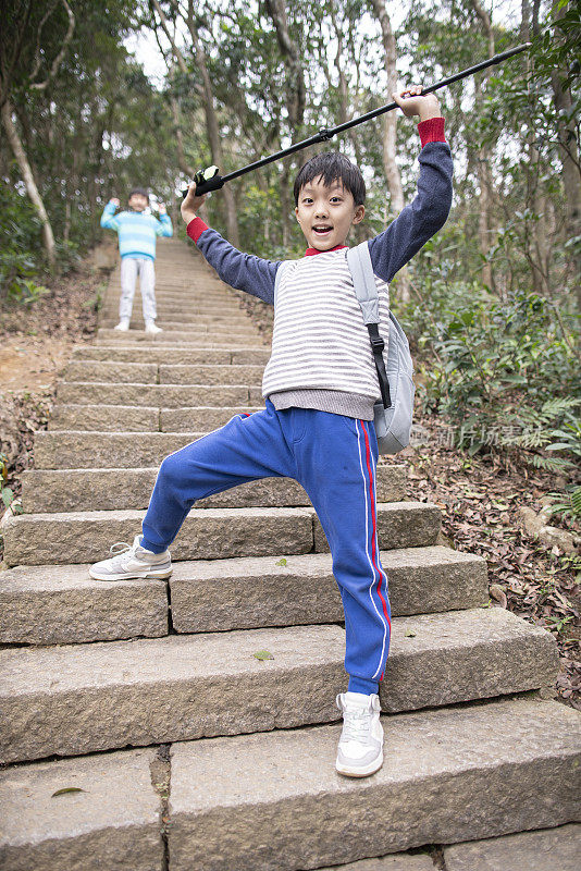 亚洲儿童在山上徒步旅行