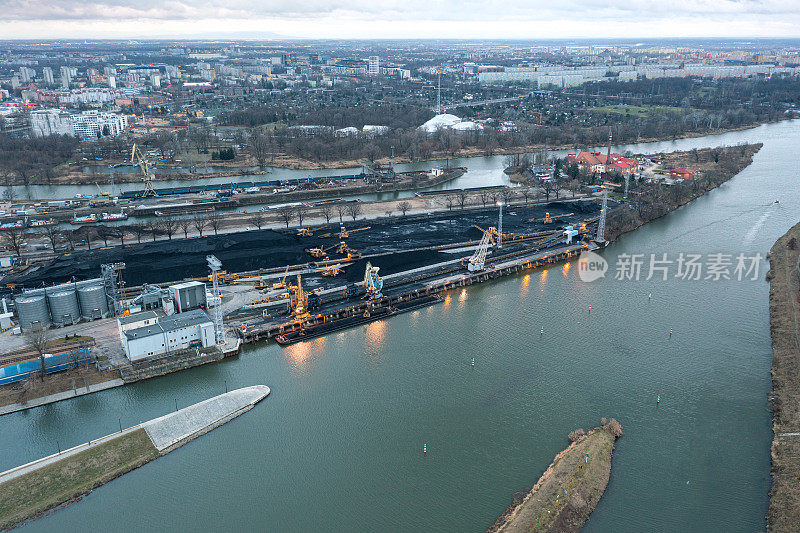 城市中的河流和运河，用驳船将煤炭运送到发电厂的水渠