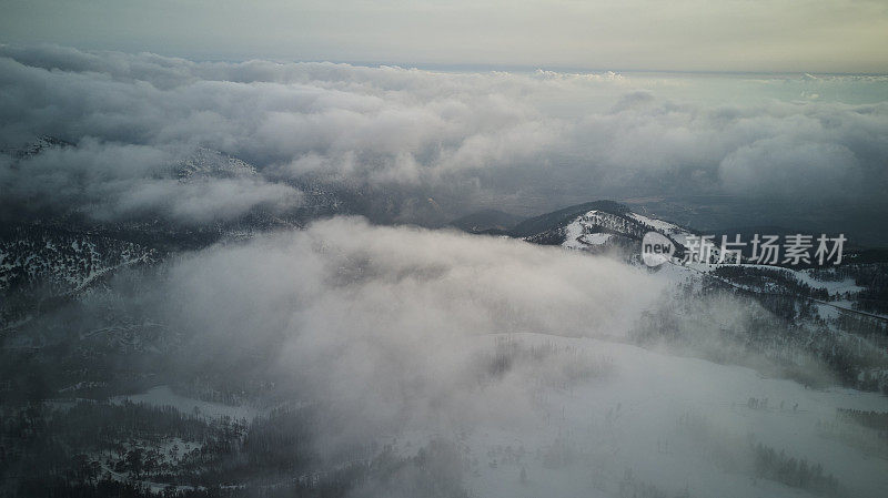 从上面看雪山，无人机