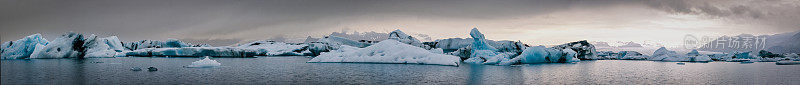 漂浮在冰岛Jokulsalon冰川泻湖上的冰山