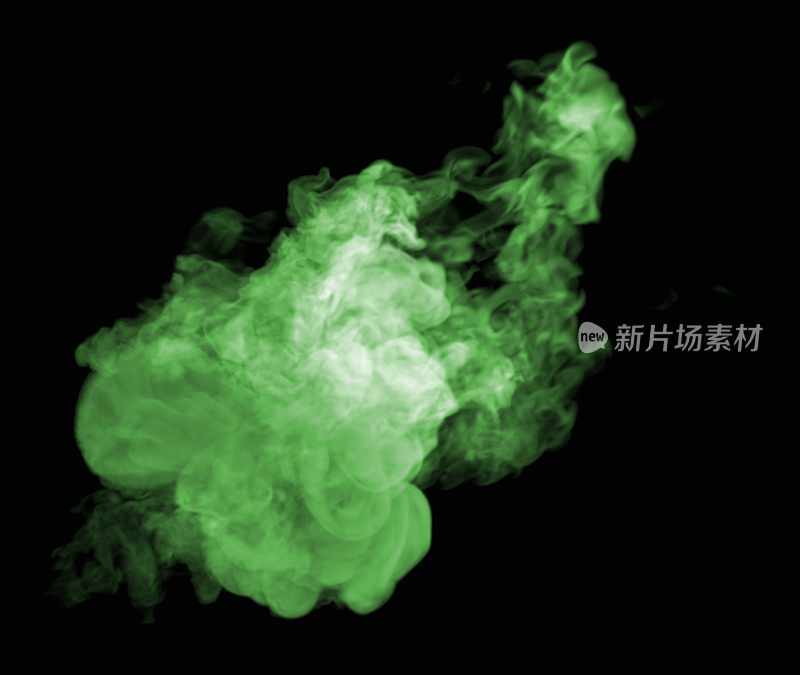 在黑色上看到缕缕和旋涡状的绿色有毒中烟云