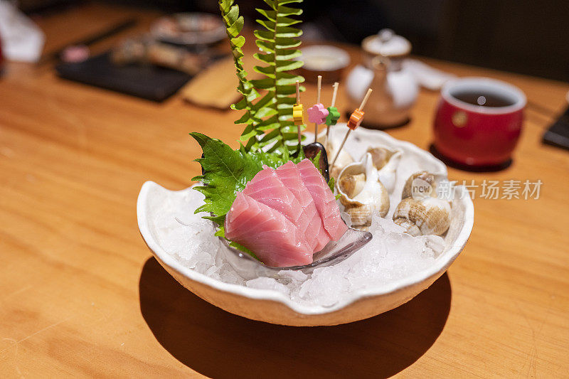 餐厅里的日本生鱼片