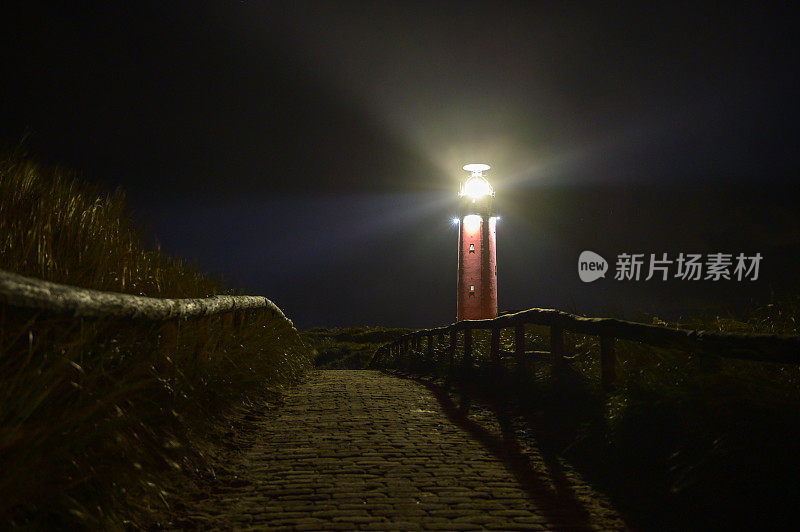 在一个风雨交加的秋夜，沙丘上的Texel灯塔