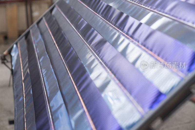 太阳能热水器工厂面板的特写