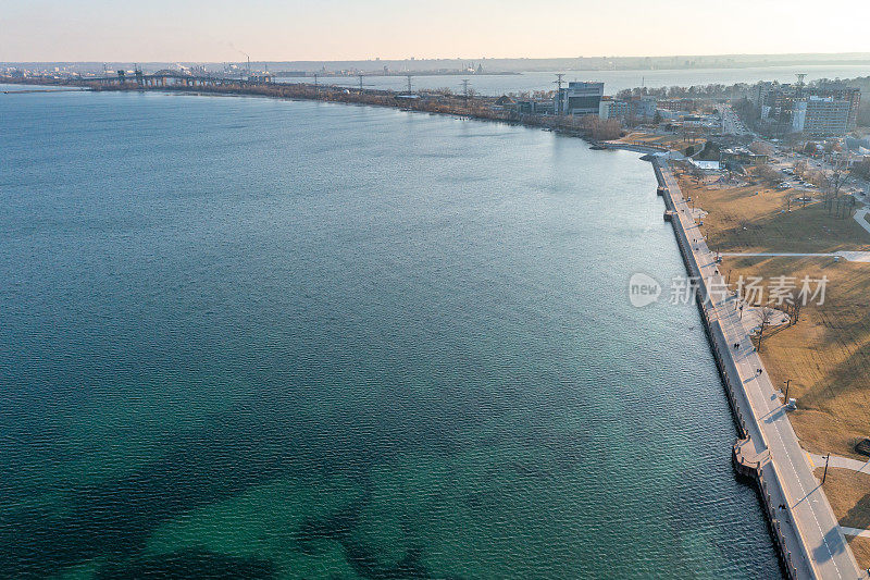 布兰特街码头和安大略湖的鸟瞰图，伯灵顿，加拿大