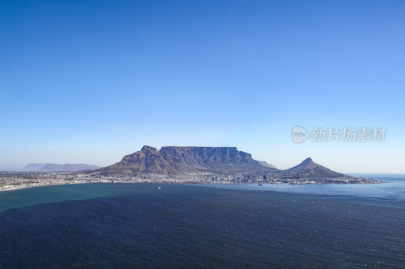 在一个晴朗的夏日，从空中俯瞰开普敦和桌山