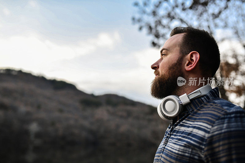 为了欣赏美丽的湖景和想象更美好的未来，男性忽视了音乐