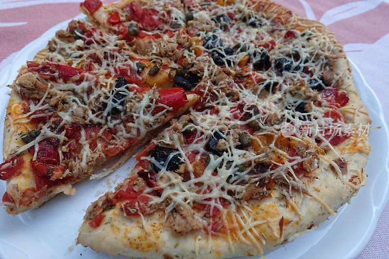披萨配金枪鱼辣椒橄榄芝士烤披萨片自制披萨