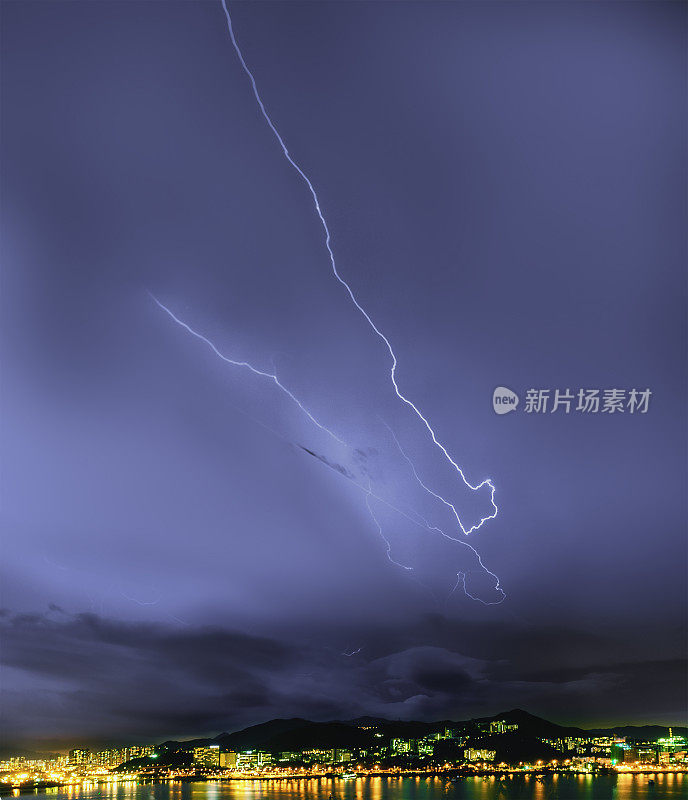 暴风雨来临前，一道强烈的闪电划过香港中文大学的天空