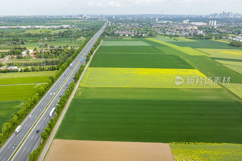 农田和公路的鸟瞰图