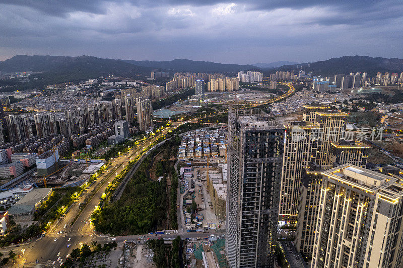 霓虹灯和车流在夕阳的照耀下穿过城市的街道