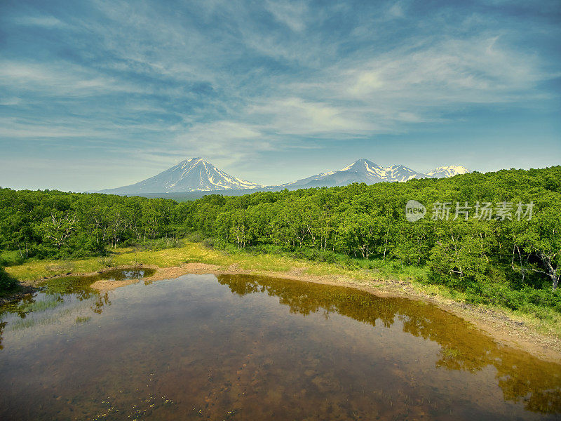 夏天从无人机上俯瞰火山、湖泊和森林边缘