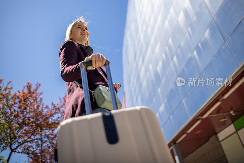 带着行李箱的白人女性旅行者