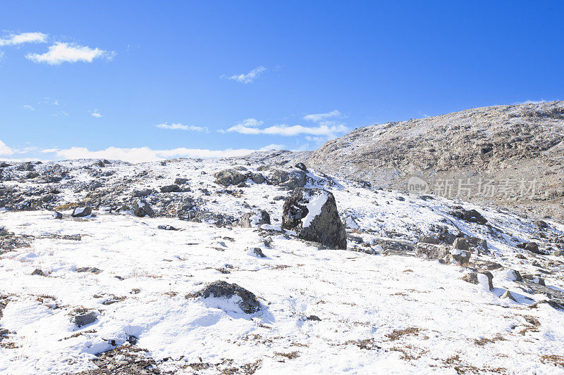 在挪威的高山上，沿着布满岩石的徒步路线，秋天的第一场雪