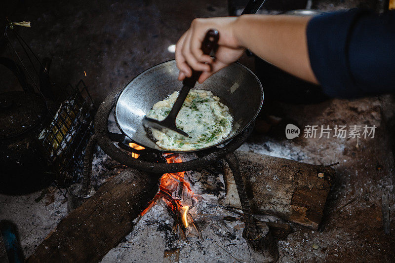 在古老的厨房里用柴火煎鸡蛋。