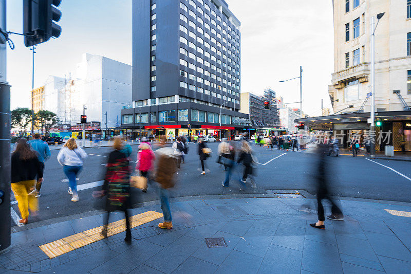 高峰时间，市中心非常拥挤。