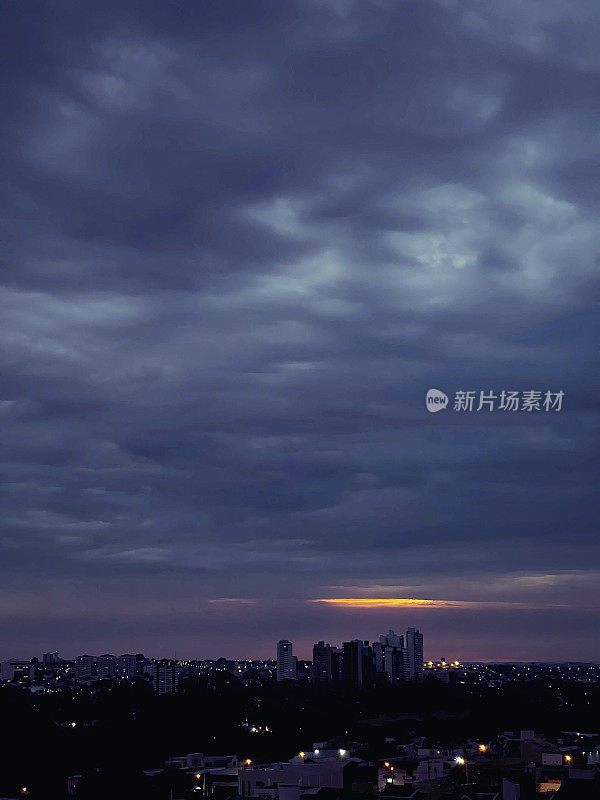 夏日清晨，太阳冉冉升起。