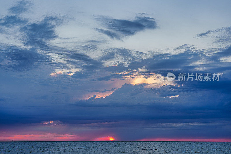 清晨平静的大海