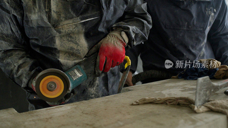 一名日本男子正在用工具切割混凝土。