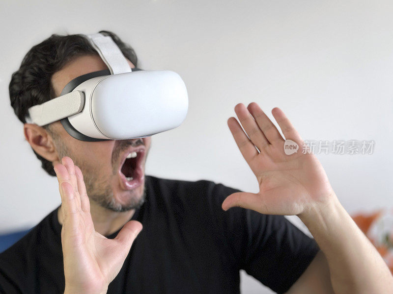 用VR头显玩游戏