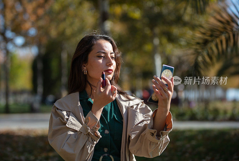 黑发女商人正在化妆。