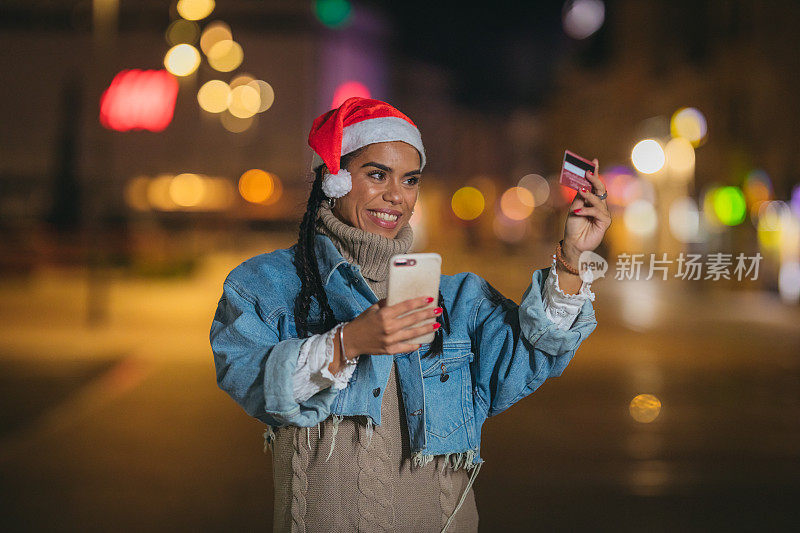 年轻女性在网上购物