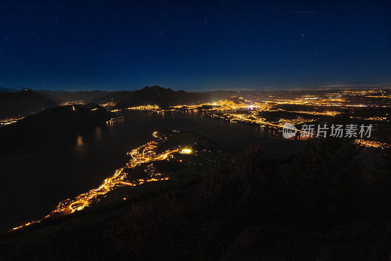 从瑞士人山看琉森湖的夜景