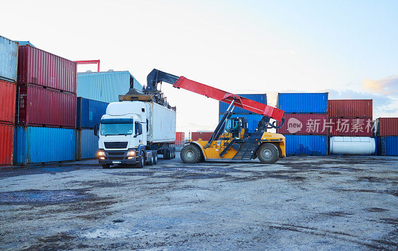 物流，航运和集装箱与卡车和叉车在货仓为供应链，交付和出口行业。经济，电子商务和全球工厂港口与运输