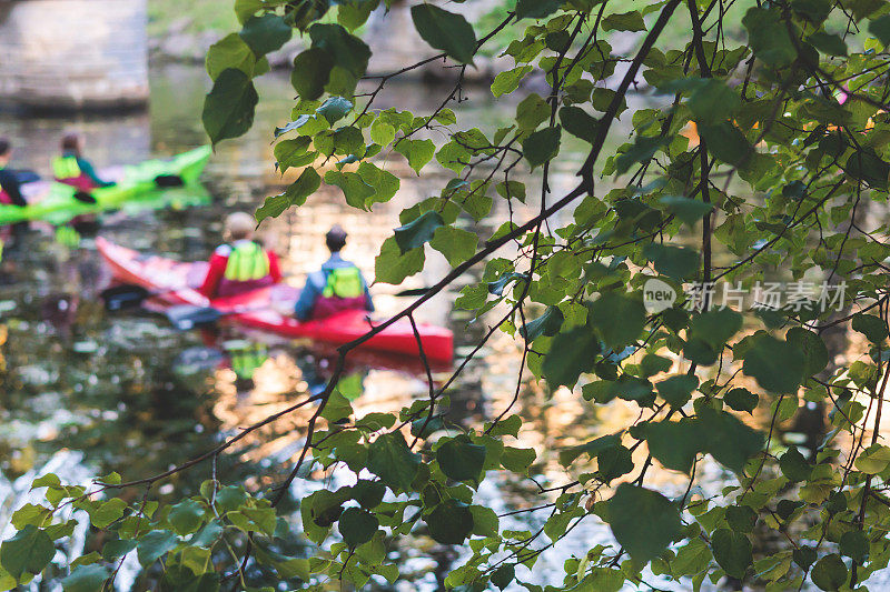 在城市的河道中划皮艇，用彩色的皮艇划皮艇，划皮艇的过程中，成群的皮艇，用彩色的皮艇划皮艇，夏日阳光明媚的日子