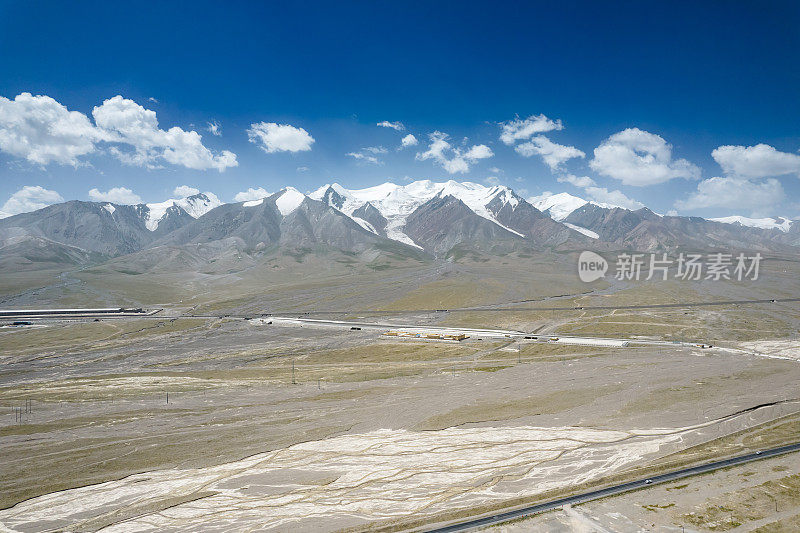 向昆仑山方向的干涸河床鸟瞰图