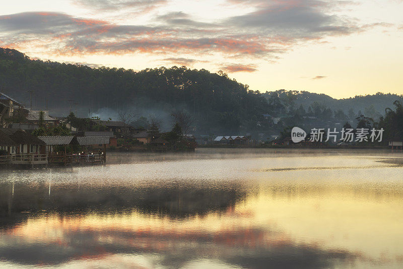 泰国湄宏松班拉泰村的早晨河畔景色