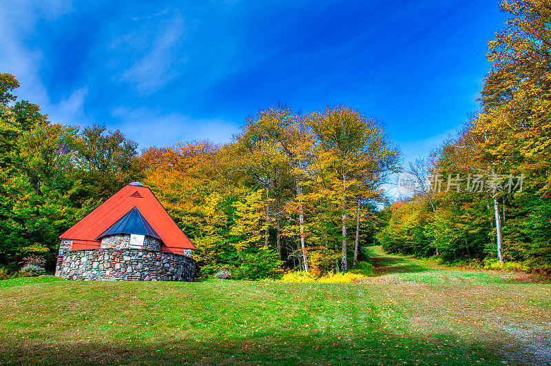 佛蒙特州斯托的山教堂。落叶的季节