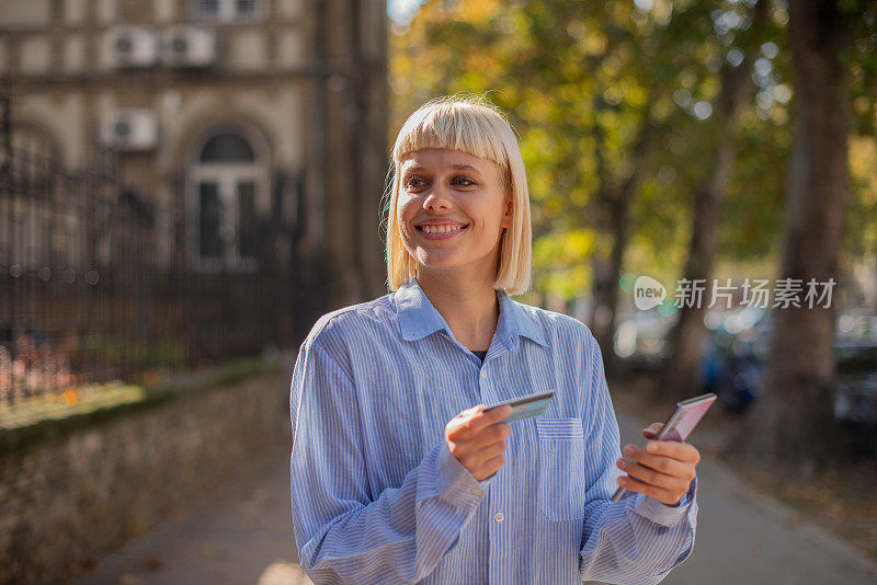 一位女士用她的信用卡在网上购物