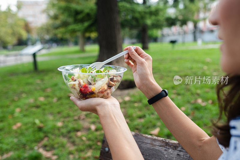 面目全非的女人准备吃她的新鲜沙拉