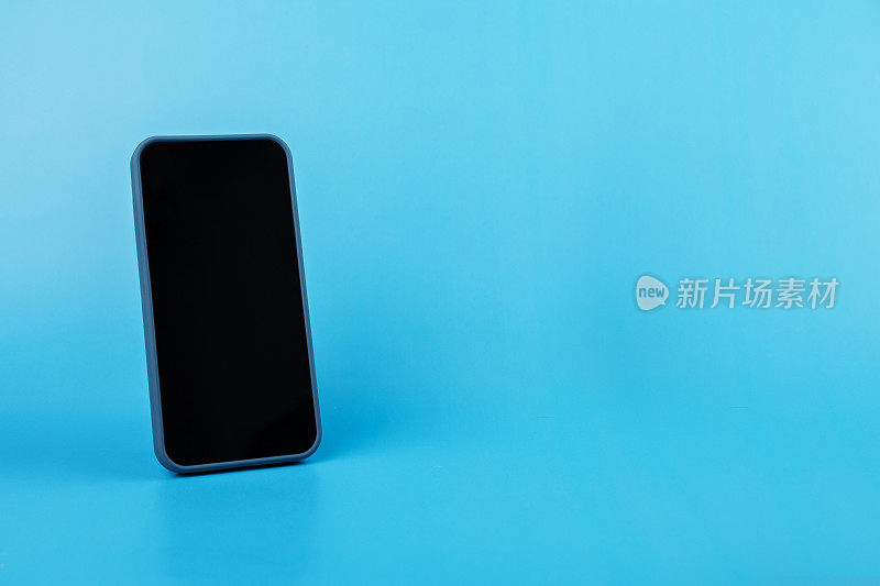 智能手机，手机显示空屏幕在蓝色背景