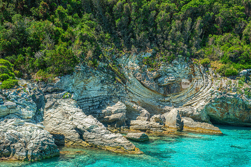 天堂的沙滩的形象，在受欢迎的夏季目的地-安提帕克索斯岛清澈的大海，伊奥尼亚，希腊