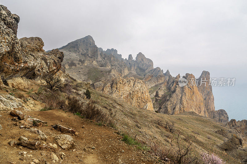 死亡之城的岩石。卡拉达格保护区的Khoba-Tele山脊。克里米亚