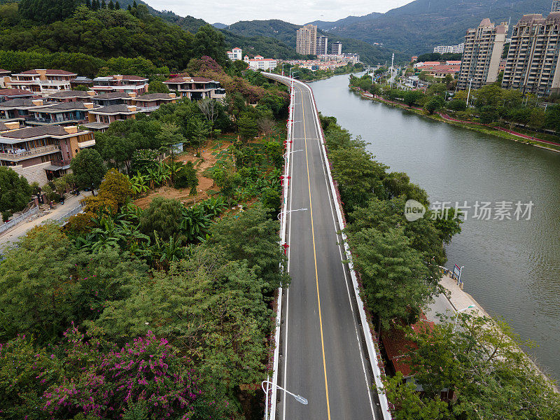 林荫道:城市中一条被树木遮蔽的溪边道路