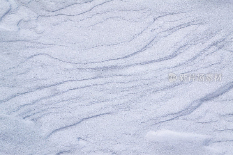 雪的纹理漂移特写。冬季降雪后出现的雪堆。