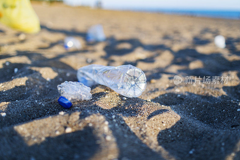 海滩上的塑料瓶