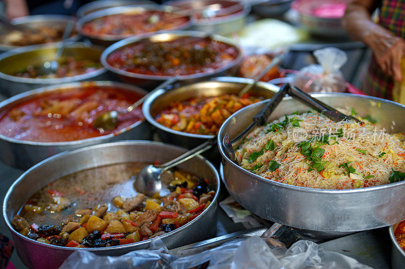 在市场摊位上挑选的各种食物，在马来西亚被称为经济米