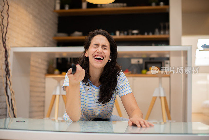 女人在房间里看电视