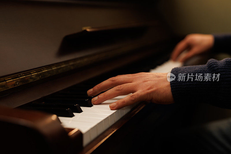 钢琴手特写。音乐的概念