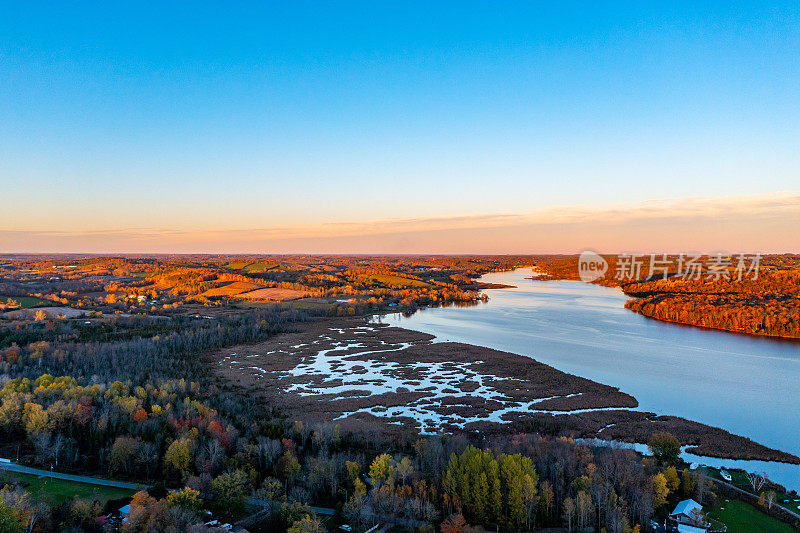 加拿大黑斯廷斯的空中米湖和特伦特河