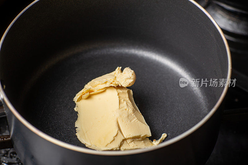 在平底锅里融化黄油。准备酱汁的初始阶段