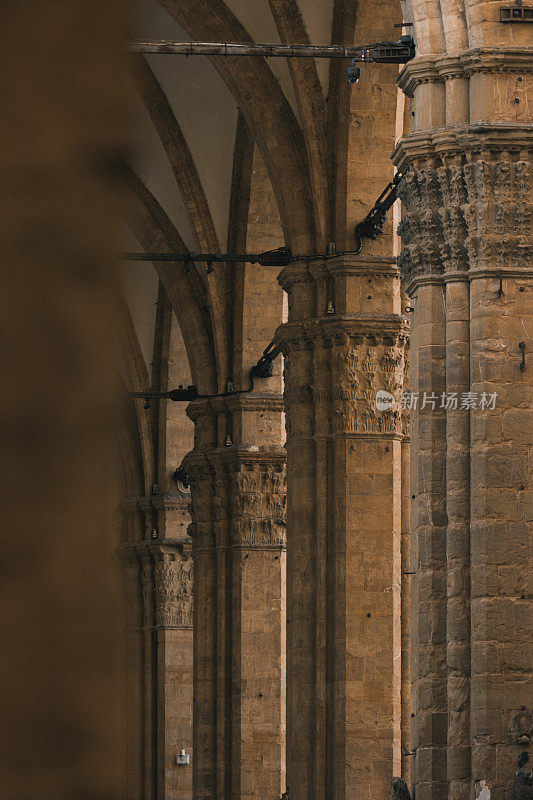 意大利佛罗伦萨的建筑细节，拱门和柱子